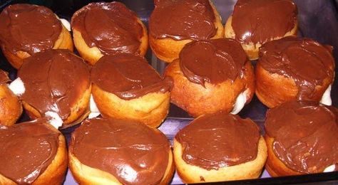 Krispy Kreme Donuts Recipe, Frugal Pantry, Creme Puffs, Cream Cheese Spread Recipes, Cream Filled Donuts, Doughnut Recipe Easy, Donut Filling, Donuts Donuts, Krispy Kreme Donuts