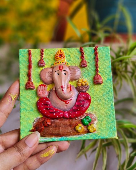 Art On Mini Canvas, Clay Mural Art, Polymer Charms, Artist Room, Sheet Painting, Bed Sheet Painting Design, Diwali Ideas, Clay Items, Lippan Art