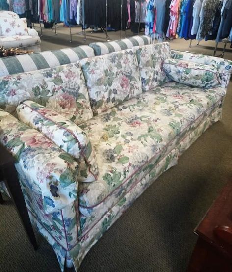 Vintage Floral Couch, Grandma Couch, 80s Couch, 1980s Living Room, Dresser Chair, Project Powerpoint, Grandma Era, Floral Couch, Dream Classroom