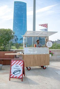 arquimaña's modern food truck sells artisan hot dogs in bilbao Modern Food Truck, Roda Gerobak, Gerobak Vintage, Food Stand Design, Food Stall Design, Gerobak Dorong, Street Food Design, Mobile Architecture, Bike Food