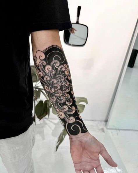 Tato Irezumi, Japanese Forearm Tattoo, Tattoo Japonais, Dark Tattoo Ideas, Forearm Cover Up Tattoos, Gotik Tattoo, Mangas Tattoo, Black Tattoo Cover Up, Forearm Band Tattoos