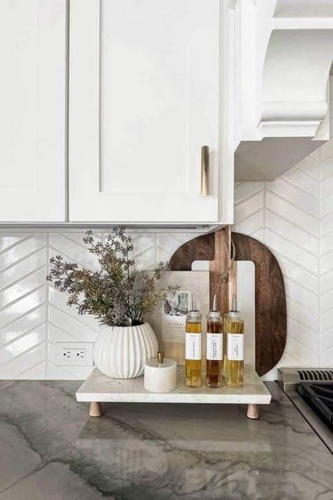 26 Stunning Kitchen Counter Ideas You'll Obsess Over 17 L Kitchen Decor, Small Counter Bar Ideas, Wood Tray Decor Kitchen, Kitchen Corner Ideas Countertops, Kitchen Styling Countertops, Kitchen Countertop Colors, Countertop Decor Ideas, Kitchen Countertop Decor, Sink Decor