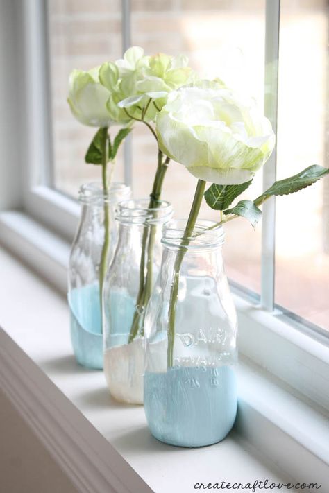 These Paint Dipped Milk Bottles makes beautiful bud vases for your fresh flowers! Milk Bottle Craft, Starbucks Bottles, Diy Gifts Cheap, Paint Dipping, Diy Gifts To Make, Glass Bottle Diy, Glass Milk Bottles, Diy Jar Crafts, Grill Set