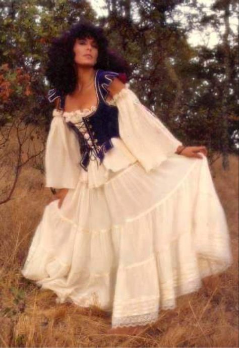 Fashion designer of Fashion for Romani gypsies and medieval dresses and skirts Romani Style Outfits, Romani Dress Traditional, Gypsiesoul Fashion, Romani Outfit Aesthetic, Romani Dresses, Romani Clothes, Romani Weddings, Romani Skirt, Romani Skirts