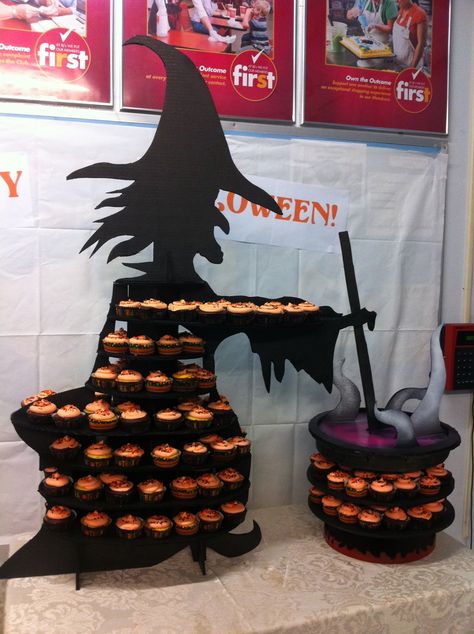 Halloween Witch and caldron cupcake display Halloween Caldron, Halloween Cakes Diy, Halloween Bakery, Display Cupcakes, Halloween Entertainment, Cupcake Displays, Halloween Tea Party, Halloween Entertaining, Halloween Tableware