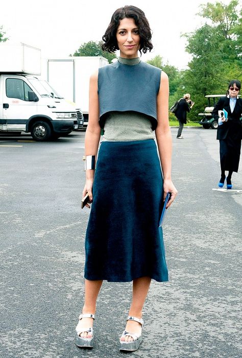 A curvy-gal friendly way to wear a crop! // Layer an oversized crop over a tank to look thinner // #croptop #layer Leila Yavari, Yasmin Sewell, Crop Top Layering, Layered Crop Top, Fashion Week Spring 2014, Rock Outfit, Tank Top Outfits, Spring Fever, Outfit Jeans