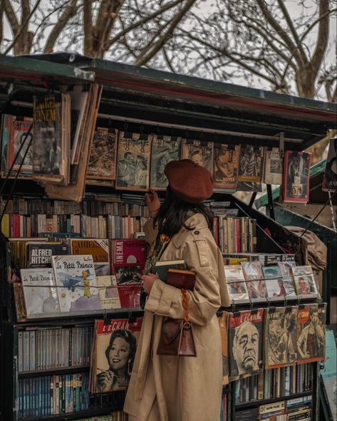 Paris Fall Aesthetic, Autumn Instagram Photos, Photoshoot Ideas Autumn, 1940s Film Noir, Paris Shoot, Photoshoot Paris, Autumn Photoshoot, Autumn Instagram, London Fall