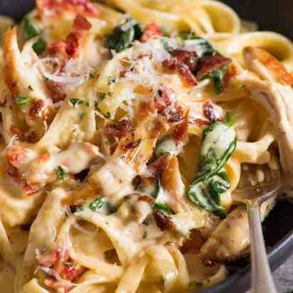 Creamy Chicken Pasta Recipes, Salsa Alfredo, Tomato Spinach, Pasta Cremosa, Fettuccine Alfredo Recipes, Creamy Chicken Pasta, Sauce Chicken, Recipetin Eats, Alfredo Sauce Recipe