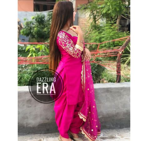 Patiala Suit Salwar, Indian Dresses For Girls, Punjabi Salwar Kameez, Custom Design Dress, Haldi Outfits, Punjabi Salwar, Mehendi Outfits, Suit Salwar, Reception Lehenga