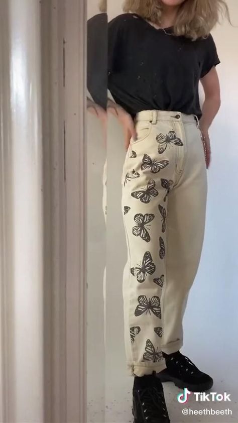 diy butterfly imprinted jeans 🦋 How To Paint Pants, Diy Paint Pants, Diy Pants Design, Cool Jeans Diy, Painted Pants Idea, Pant Painting, Painting On Pants, Jean Painting Ideas, Art On Pants