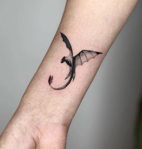 Httyd Toothless Tattoo, Httyd Tattoo Ideas Small, Small Toothless Dragon Tattoo, Toothless Tattoo Ideas, How To Train Your Dragon Tattoos, Toothless Tattoo Night Fury, Toothless Tattoo Small, Tattoo Toothless, How To Train Your Dragon Tattoo