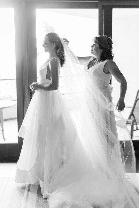 Mother Of The Bride Photos, Mother Daughter Wedding Photos, Mother Daughter Wedding, Bride Wedding Photos, Wedding Photo List, Family Wedding Photos, Bride Photos, Wedding Portrait Poses, Bride Pictures