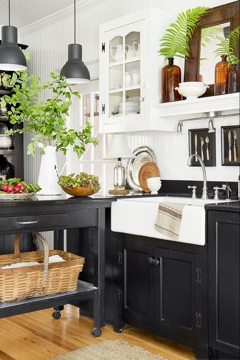 black kitchen cabinets - black island hardwood floors Black Kitchen Inspiration, Black Kitchen Cabinet, Kitchen Cabinets Pictures, Wooden Kitchen Cabinets, Kitchen Cabinet Ideas, Black Kitchen Island, Black Countertops, Charming Kitchen, Black Kitchen Cabinets