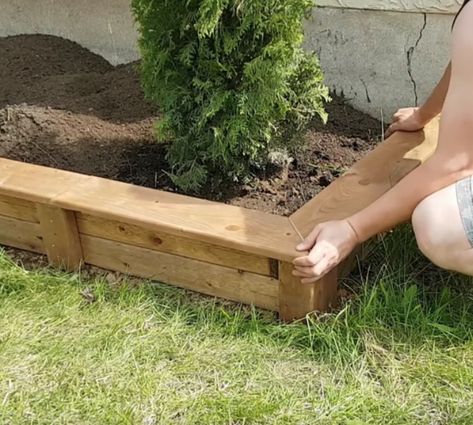 Make a DIY easy cheap garden bed edge anyone can do Wood Landscape Edging, Garden Edging Ideas Cheap, Wooden Garden Edging, Wood Garden Edging, Cheap Garden Beds, Flower Bed Borders, Wooden Garden Bed, Flower Bed Edging, Diy Garden Bed