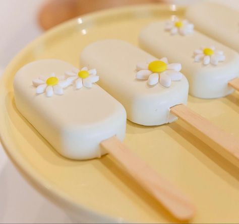 Daisy Themed Sweet 16, Daisy Themed Cakesicles, Daisy Themed Desserts, Daisy Cakesicles, Daisy Cakepops, Daisy Birthday Cookies, Daisy Cake Pops, 1st Birthday Foods, Daisy Birthday Party