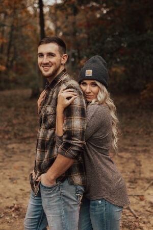 Photos Amoureux, Fall Couple Pictures, Fall Couple Photos, Shooting Couple, Fall Photo Shoot Outfits, Family Photoshoot Poses, Fall Family Portraits, Fall Engagement Pictures, Couple Engagement Pictures