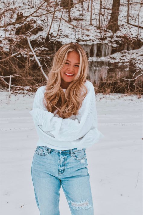 Insta Poses Ideas Winter, How To Pose In Snow Picture Ideas, Cute Winter Selfies, Snow Photoshoot Instagram, Cute Pics In The Snow, Senior Pics In The Snow, Christmas Snow Photoshoot, Outfits For Winter Photoshoot, Winter Photo Inspo Instagram