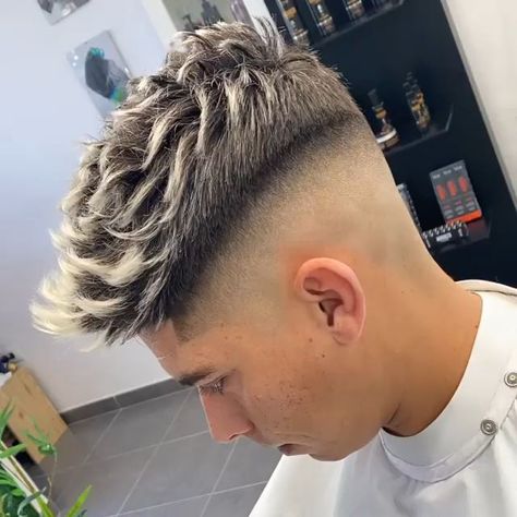 Boys Hair Highlights, Best Short Haircuts For Men, Frosted Tips, Undercut Fade, Short Haircuts For Men, Men Blonde Hair, Bleached Tips, 2020 Hairstyles, Blonde Tips