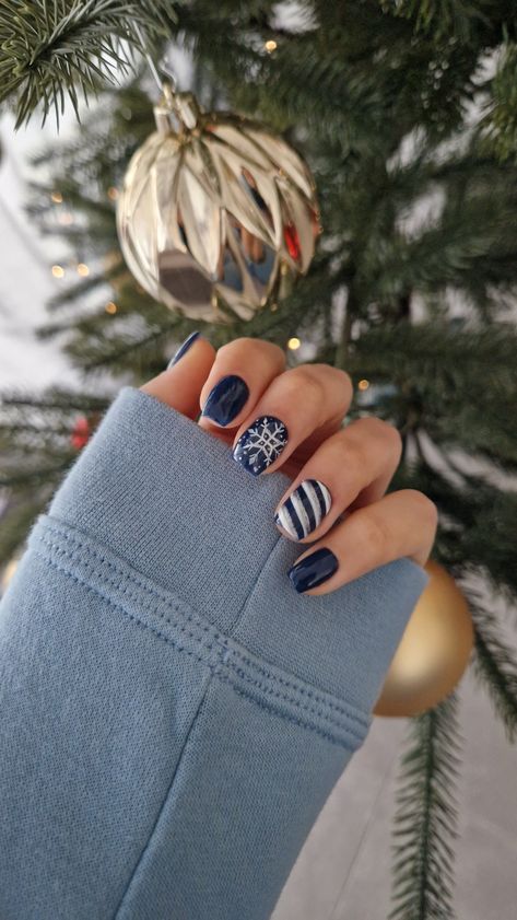 Winter Nails Short Round, Short December Nail Ideas, Super Short Winter Nails, Dark Winter Nails Acrylic, Winter Blue Nails Short, Christmas Nails Navy Blue, December Short Nail Ideas, Dark Blue Nails Winter, Navy Blue Holiday Nails