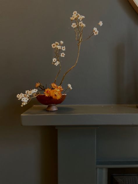 Japanese Dried Flower Arrangement, Dried Flower Ikebana, Ikebana Dried Flowers, Wildflower Ikebana, Sculptural Floral Arrangements, Ikebana Flower Arrangement Art Floral, Wedding Ikebana, Wabi Sabi Plants, Footed Bowl Centerpiece