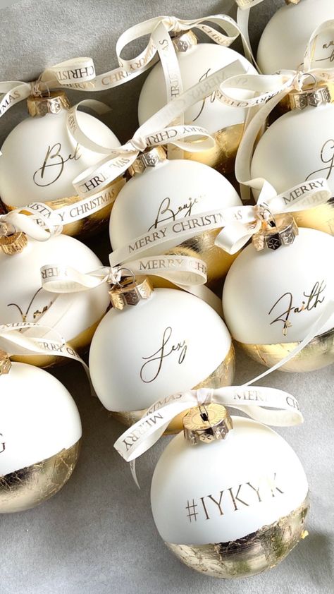 EXCLUSIVE 6 cm, 8 cm, and 10 cm Ø wool white glass Christmas baubles available in matte or glossy finish, handcrafted with gold leaf and vinyl foil, adorned with a golden crown, and finished with a cream-colored satin ribbon with gold embossing! BESTSELLER 2020, 2021, 2022 & 2023! Add a magical glow to your Christmas tree this year with our exquisite selection of customizable Christmas baubles, handcrafted with gold leaf, silver leaf, or copper leaf! Each of our carefully selected baubles is mad Leaf Christmas Tree, Glass Christmas Baubles, Rose Gold Ribbon, Gold Embossing, Golden Crown, Christmas Tree Baubles, Glass Bauble, Feuille D'or, Christmas Bauble