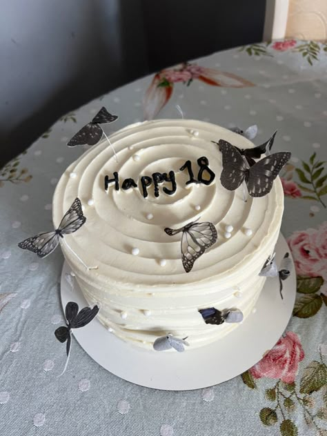 Aesthetic 18th Birthday Cake Ideas, Simple 18th Birthday Cake Ideas, Bizcocho Aesthetic, 18th Birthday Cake Simple, Cake Ideas For 18th Birthday, Simple 18th Birthday Cake, 18th Bday Cake Ideas, 18th Birthday Cake Aesthetic, Birthday Cake Ideas Aesthetic