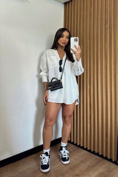 Oversize T Shirt Outfits Women Casual, Long Button Up Shirt Outfit Summer, Vacation Outfits Medium Size, Buchifresa Outfits Summer, Romantic Style Outfit Aesthetic, Park Concert Outfit, Comfy Bar Outfit, Mid Size Date Night Outfit, Graduation Guest Outfit Casual