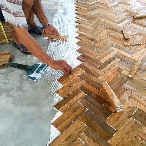 Planning on a floor trend renovation project in your home? Instead of copying your old flooring, consider updating your floor to popular new materials. Old Flooring, Pallet Floors, Big Area Rugs, Farm Style House, Modular Carpet Tiles, Casa Loft, Floor Renovation, Flooring Trends, Wide Plank Flooring