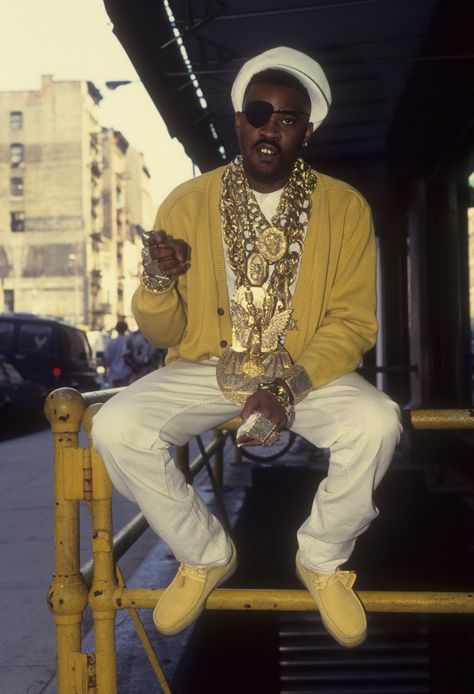 Slick Rick Rapper Berber Pirate Gold Chains Clarks Wallabees Men, Wallabees Outfit, 80s Hip Hop Fashion, 90s Hip Hop Style, Hip Hop Outfit, Slick Rick, 80s Hip Hop, Fashion 1980s, Hip Hop Classics