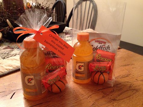 Orange you glad you played basketball today! Basketball Snacks, Basketball Treats, Sports Snacks, Basketball Team Gifts, Team Snacks, Basketball Theme Party, Basketball Birthday Parties, Basketball Party, Basketball Theme