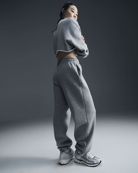 Nike Sportswear Phoenix Fleece Women's High-Waisted Oversized Sweatpants. Nike.com Nike Sweatpants Outfit, Nike Sportswear Phoenix Fleece, Jordan Shop, Oversized Sweatpants, Nike Tracksuit, Luxury Loungewear, Sweatpants Outfit, Tall Hoodies, Color Violet