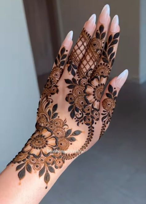 Hand Mehndi Design Simple, Kashee's Mehndi Designs, Short Mehndi Design, Mehndi Design Simple, Front Mehndi Design, Simple Mehndi Design, Hand Mehndi Design, Design Mehndi, Mehndi Designs Bridal Hands