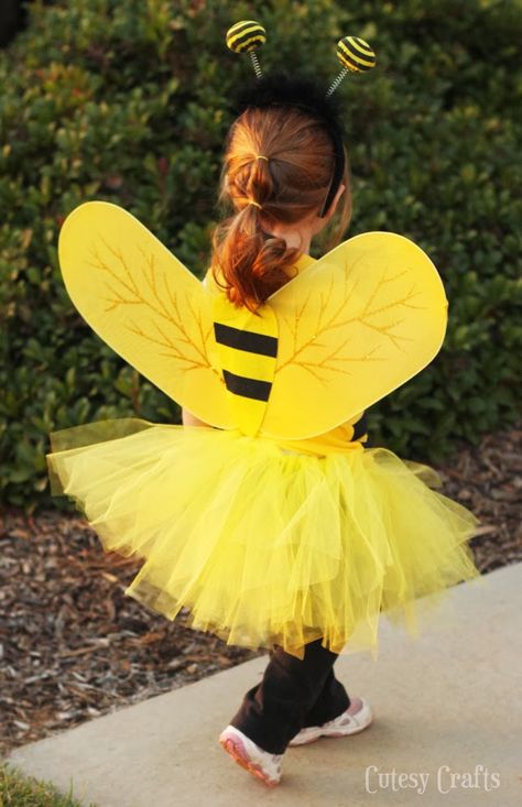 DIY Bee Costume -- love the yellow tutu Diy Bee Costume, Bee Costume Diy, Bumble Bee Wings, Diy Fantasia, Diy Bee, Bumble Bee Costume, Bee Wings, Diy Wings, Duo Costumes