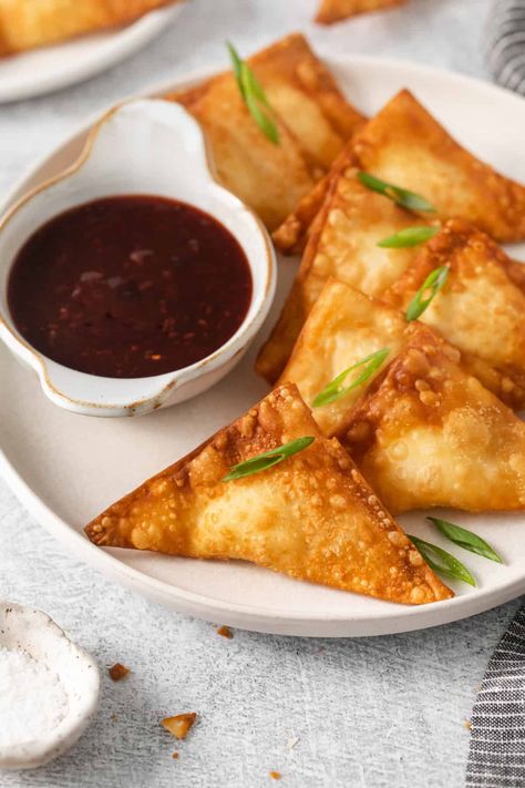 This cream cheese Rangoon recipe is a literal bundle of creamy, cheesy joy! Rich cream cheese filling is placed in the middle of a wonton wrapper, sealed, and then fried to a beautiful golden brown. The result? Crispy cream cheese wontons that melt in your mouth with every bite! Avocado Cream Cheese Wontons, Cream Cheese Ragoons Baked, Cream Cheese Wanton, Rangoon Recipe Cream Cheese, Cream Cheese Wonton Recipes, Cream Cheese Wontons Air Fryer, Recipes With Wonton Wrappers, Cheese Ragoons, Won Ton Wrapper Recipes