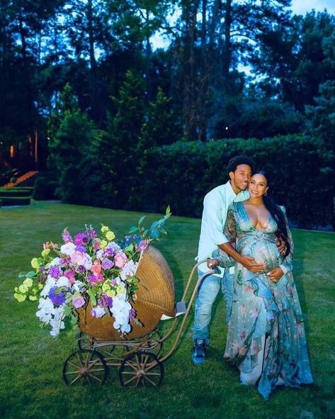 Pregnancy Announcement Photoshoot, Blue Wedding Centerpieces, Maternity Photography Poses Couple, Surprise Baby Shower, Baby Announcement Pictures, Maternity Photography Poses Pregnancy Pics, Couple Pregnancy Photoshoot, Maternity Photoshoot Outfits, Maternity Photography Couples