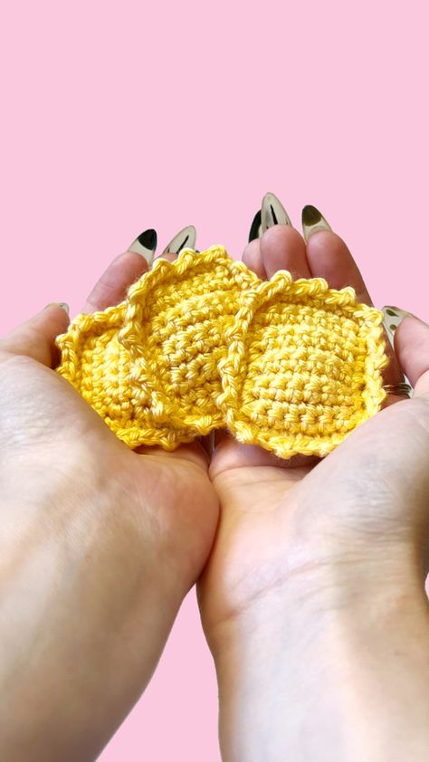 Crochet Ravioli, Free Crochet Toy Patterns, Crochet Pattern Beginner, Stuffed Pasta, Crochet Cat Toys, Crochet Toys Free Patterns, Crocheted Cat, Diy Cat Toys, Crochet Ball