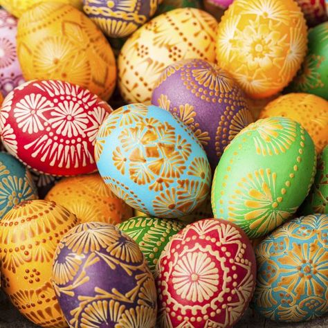 TikTok Has Everyone Talking About These Mesmerizing Easter Eggs Polish Easter Eggs, Russian Easter Eggs, Russian Easter, Luxury Easter, Unique Easter Eggs, Russian Eggs, Creative Easter Eggs, Easter Dishes, Russian Food