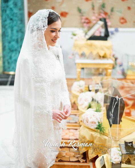 Prince Mateen of Brunei's Bride Anisha Brings the Glamour amid 10-Day Royal Wedding: See Pics! Anisha Isa Kalebic, Prince Abdul Mateen, Elegant Silk Dresses, Queen Wedding Dress, Abdul Mateen, Nikah Outfit, Royal Wedding Dress, Wedding Of The Year, Akad Nikah