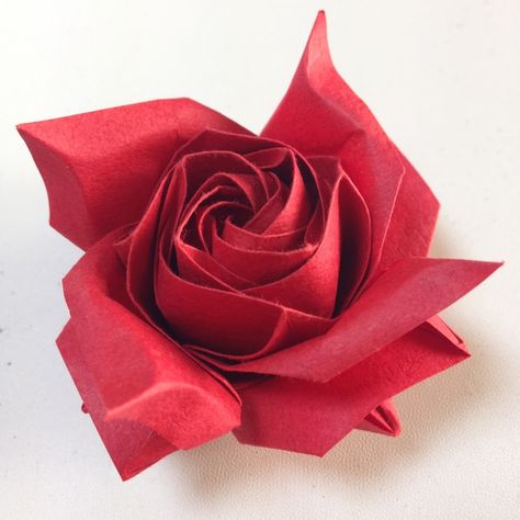 Easy Origami Rose, Roses For Wedding, Origami Roses, Ninja Star, Origami Rose, Rose Tutorial, Rose Pictures, Rose Decor, Origami Flowers