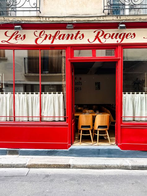 The Very Best Things to Do in the Marais District of Paris - Les Enfants Rouges with a beautiful lettered sign in red to match the exterior, cafe curtains and modern chairs Parisian Cafe Exterior, Italian Restaurant Decor, Red Cafe, Coffee Shop Interior, Coffee Shop Concept, Cafe Exterior, Cafe Paris, Parisian Home Decor, Cafe Curtain