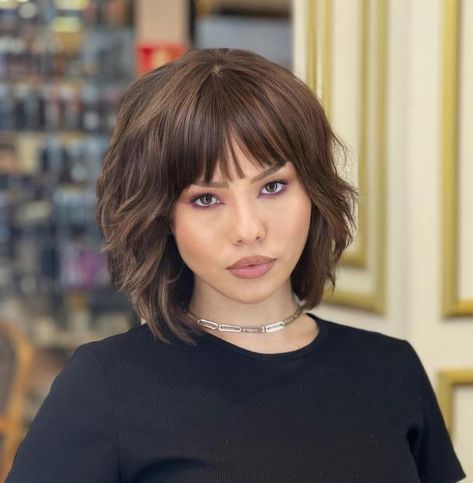 Collarbone Shaggy Bob with Sliced Ends Bangs Round Faces, Shaggy Lob With Bangs, Shaggy Lob, Lob With Bangs, Shaggy Bob Haircut, Short Shag Haircuts, Textured Haircut, Bangs For Round Face, Shaggy Bob