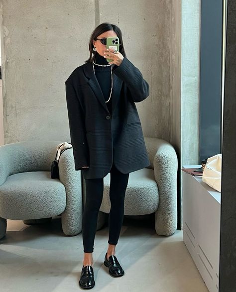 Black Leggings Chic Outfit, Legging Blazer Outfit, Black Blazer And Leggings Outfit, Chic Leggings Outfit Winter, Legging And Blazer Outfit, Leggings Chic Outfit, Leggings Dress Outfit, How To Wear Black Leggings, Black Leggings Outfit Work