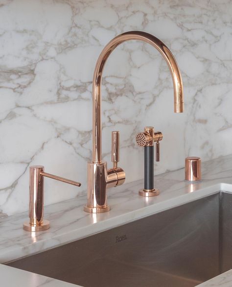 Beautiful sink featuring a rose gold Dornbracht faucet in a kitchen design by Richard Felix-Ashman of Handle Architects. Photo by David… Gold Kitchen Faucet, Gold Light Fixture, Rose Gold Kitchen, Gold Faucet, Rose Gold Lights, Rosa Gold, Decor Ikea, Kitchen Decor Themes, Gold Kitchen