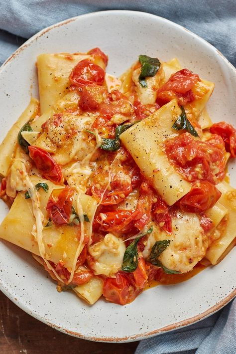 Scamorza Recipes, Paccheri Pasta Recipes, Scamorza Cheese, Tomato Pasta Recipe, Cherry Tomato Pasta, Vegetarian Pasta Recipes, Tomato Pasta Sauce, Savory Pies, Italian Chef