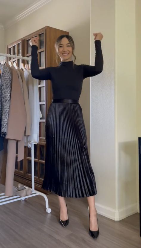 Sheer Black Skirt Outfit, All Black Long Skirt Outfit, Black Plisse Skirt Outfit, Black Pleated Skirt Outfit Fall, Black Pleated Maxi Skirt Outfit, Long Black Pleated Skirt Outfit, Pleated Skirt Outfit Fall, Pleated Maxi Skirt Outfit, Poses Headshot