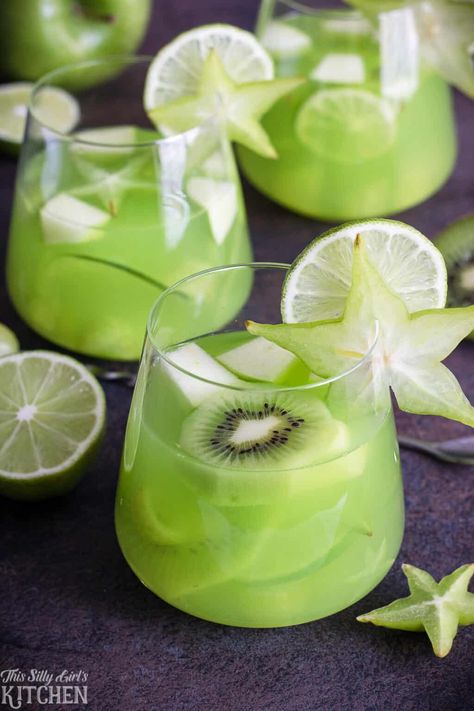 Green Food Items For Color Party, Green Punch Recipes Non Alcoholic, Green Punch Recipe, Summertime Punch, Green Food Party, Green Punch Recipes, Refreshing Punch, Fruit Punch Recipe, Green Punch