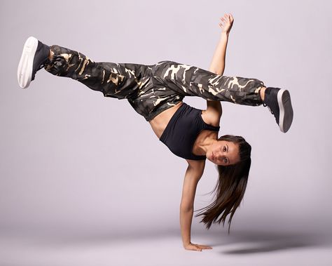 Hip Hop Photo Shoot Ideas, Dance Poses Hip Hop Photo Shoot, Hip Hop Dance Poses Drawing, Dance Hip Hop Photo, Dance Photography Poses Hip Hop, Hip Hop Photoshoot Ideas Dance Poses, Hip Hop Poses For Pictures, Hip Hop Dance Photos, Hip Hop Picture Poses