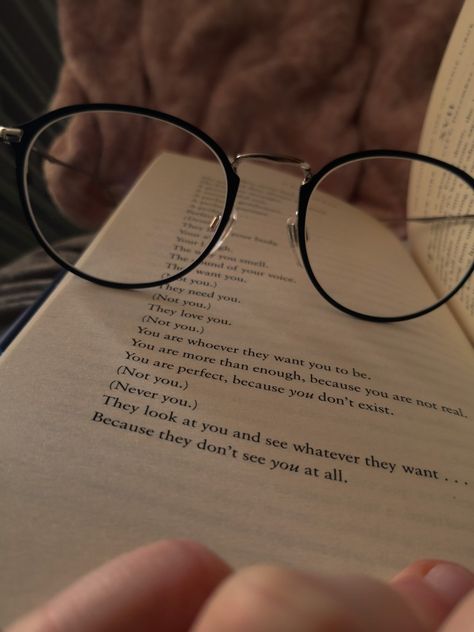 dark academia glasses Books And Glasses Aesthetic, Old Glasses Aesthetic, Dark Academia Glasses Aesthetic, Dark Glasses Aesthetic, Light Academia Glasses, Glasses Dark Academia, Nerd Glasses Aesthetic, Anjali Core, Academia Glasses