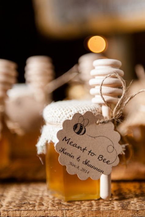 Wedding gift favour ideas to wow your wedding guests.  http://www.culturewedding.ca/wedding-favours-will-wow-guests حفل توديع العزوبية, Honey Wedding Favors, Honey Jars, Favour Ideas, Creative Wedding Favors, Honey Wedding, Rustic Wedding Decorations, Country Style Wedding, Wedding Giveaways