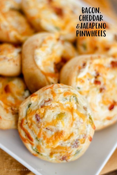 Easy to make by using refrigerated crescent rolls, these Bacon, Cheddar and Jalapeno Pinwheels are a perfect blend of savory and spice. These are so yummy and are super simple to make! Jalapeño Pinwheels, Jalapeno Pinwheels, Pin Rolls, Bacon Pinwheels, Cheddar Rolls, Party Food Favorites, Yellow Bliss Road, Pillsbury Crescent, Cheese Pinwheels